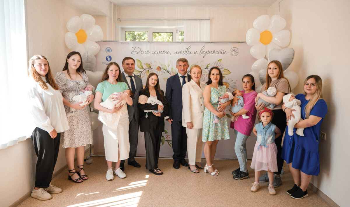Представители АНО и главный врач на церемонии